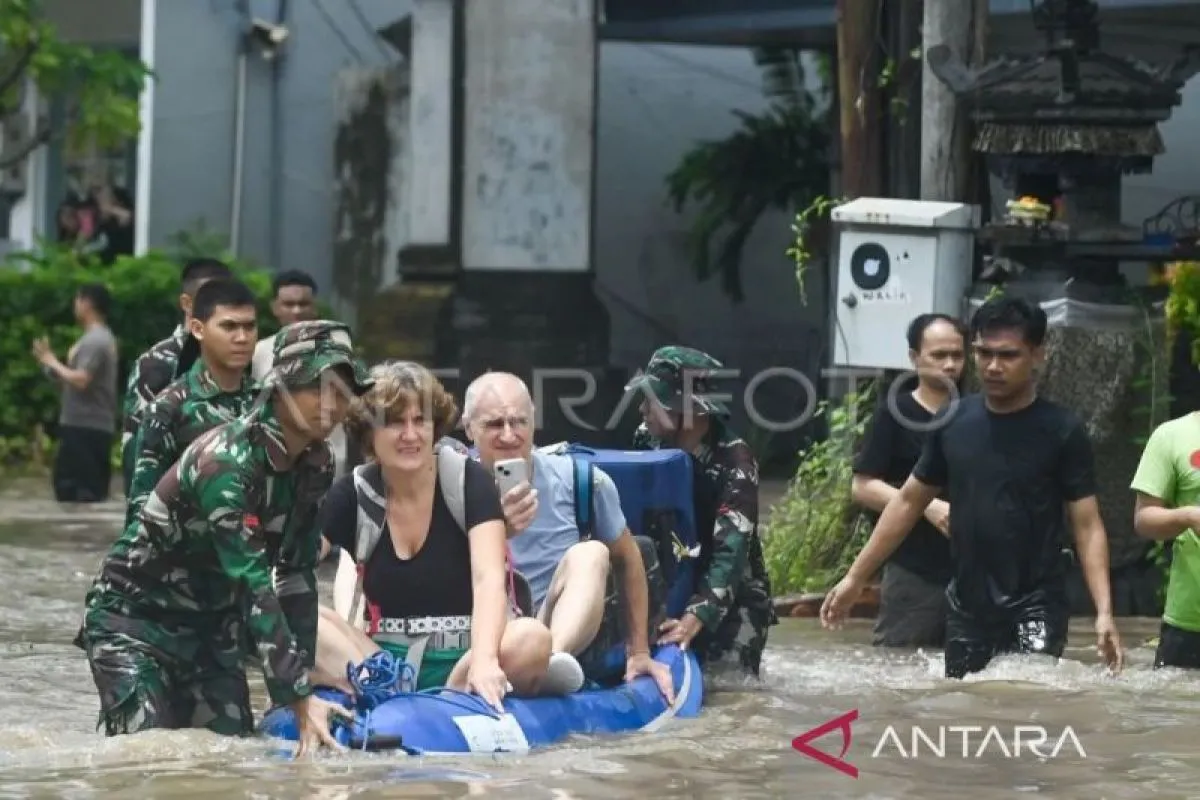 Tim SAR Evakuasi 11 Wisatawan Asing di Bali Tim SAR Evakuasi 11 Wisatawan Asing di Bali