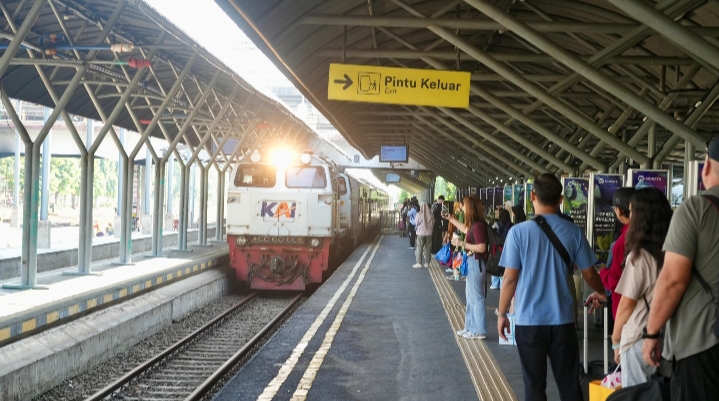KAI Daop 8 Layani 9 Juta Lebih Pelanggan hingga Kuartal Ketiga KAI Daop 8 Layani 9 Juta Lebih Pelanggan hingga Kuartal Ketiga
