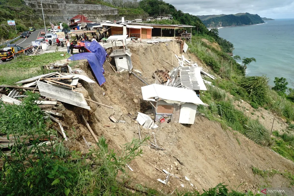 Tebing Rest Area JLS Tulungagung Longsor Seret 2 Warung Masuk Jurang Tebing Rest Area JLS Tulungagung Longsor Seret 2 Warung Masuk Jurang