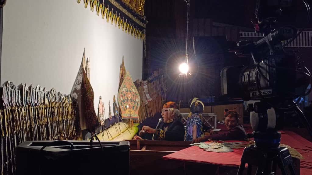 Sujiwo Tejo Meriahkan Apresiasi 2 Dalang Muda Pelestari Wayang Kulit Madura Sujiwo Tejo Meriahkan Apresiasi 2 Dalang Muda Pelestari Wayang Kulit Madura