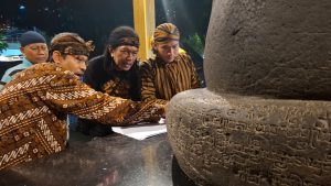 Maca Aksara Wurare, Arca Joko Dolog jadi Simbol Persatuan Maca Aksara Wurare, Arca Joko Dolog jadi Simbol Persatuan