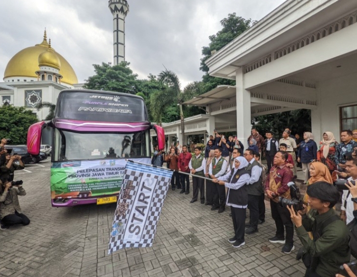 Gubernur Khofifah Lepas 16 KK Calon Transmigran ke Sulsel, Sulbar, dan Maluku Utara