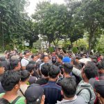 Arek Surabaya  Protes Premanisme Ormas Perampas Rumah Nenek Elina