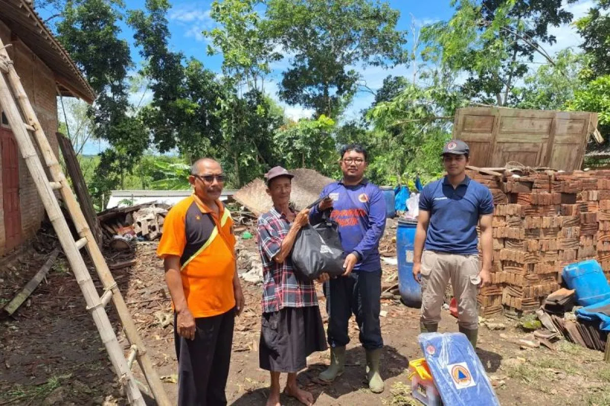Satu Jam Hujan Angin Rusak 51 Rumah di Tulungagung
