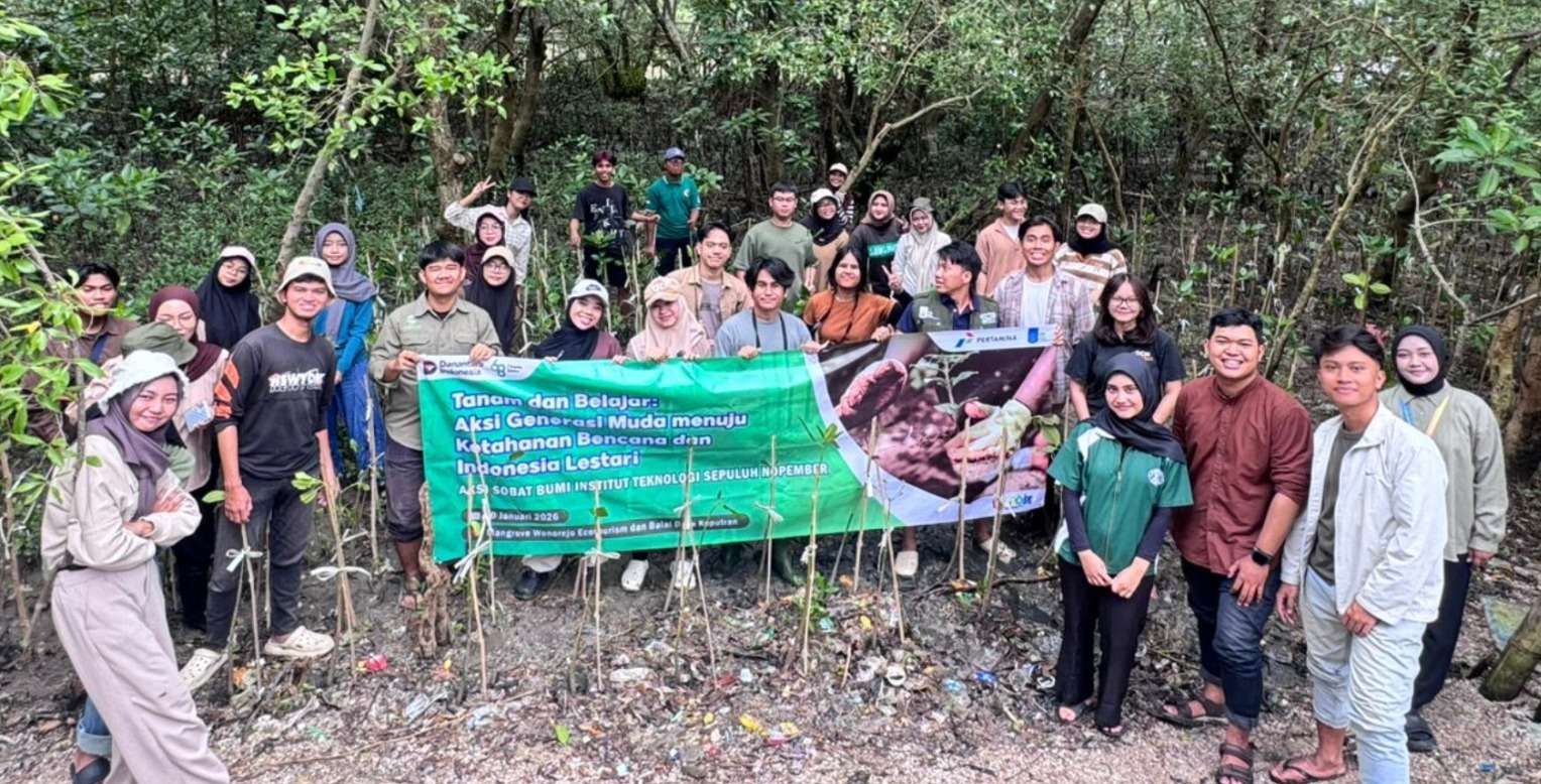 Sobat Bumi ITS Inisiasi Aksi Tanam Mangrove Pulihkan Pesisir