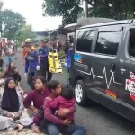 Minibus Penumpang 16 Orang Surabaya Terbalik di Pacet