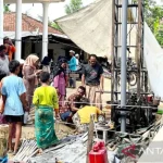 Sumur Warga Bangkalan Keluar Minyak Diteliti Pemerintah Daerah