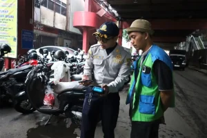 76 Titik Parkir di Surabaya Bayar Non Tunai, Polling Warga 85 Persen Setuju 76 Titik Parkir di Surabaya Bayar Non Tunai, Polling Warga 85 Persen Setuju