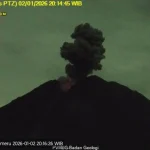 Semeru Erupsi Terus Menerus Letusan Hingga 1 Kilometer