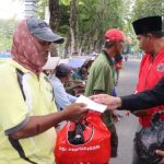 PDI Perjuangan Sampang Salurkan Ribuan Paket Sembako Said Abdullah ke Abang Becak