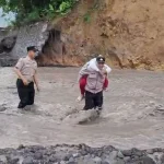 Mengharukan, Polisi Gendong Siswa SD Seberangi Lahar Dingin Semeru