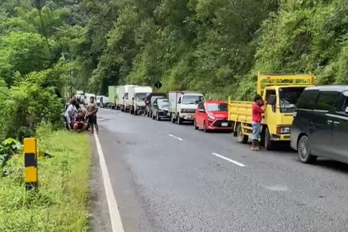 Antrean Panjang Jalur Ponorogo – Pacitan Akibat 11 Titik Longsor Antrean Panjang Jalur Ponorogo – Pacitan Akibat 11 Titik Longsor