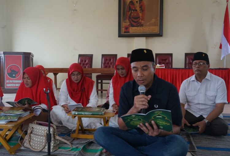 PDI Perjuangan Gresik Gelar Khataman Al Quran dan Bagi Takjil