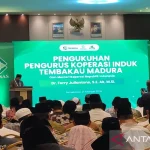 Menkop Kukuhkan Koperasi Tembakau Pertama di Indonesia