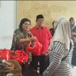 Warga Terharu Kepedulian PDI Perjuangan Jatim Berbagi Sembako Jelang Lebaran
