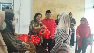 Warga Terharu Kepedulian PDI Perjuangan Jatim Berbagi Sembako Jelang Lebaran