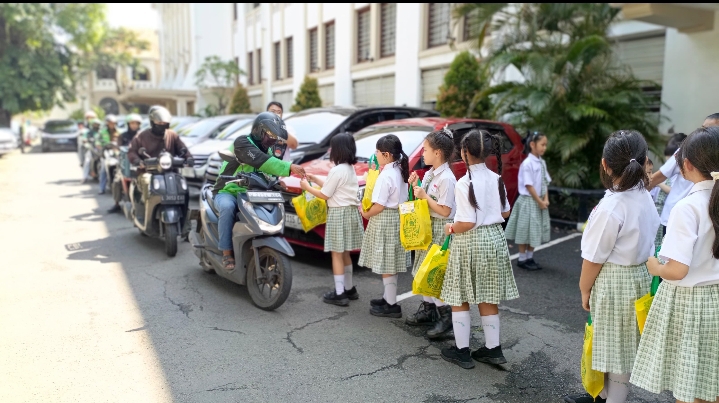 Siswa SD Santa Maria Surabaya Berbagi 465 Paket Ramadan