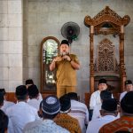 Bupati Gresik Bagikan Bingkisan Lebaran bagi Tenaga Nonpengajar Seluruh SMP Negeri