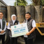 Pemprov Jatim Salurkan 9.300 Drum Aspal Perbaiki Jalan Daerah