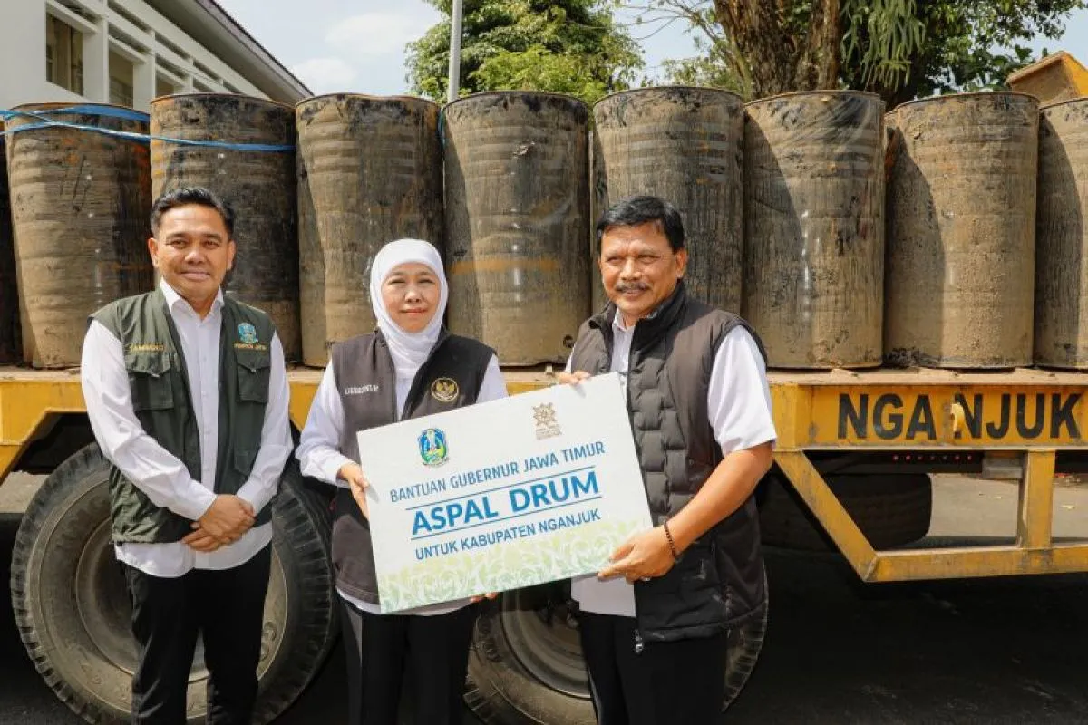 Pemprov Jatim Salurkan 9.300 Drum Aspal Perbaiki Jalan Daerah