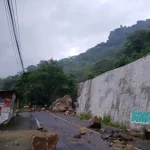 Batu Besar Longsor Tutup Total Jalan Nasional Trenggalek – Ponorogo