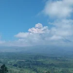 Gunung Semeru Erupsi Disertai Awan Panas Sejauh 3,5 Kilometer