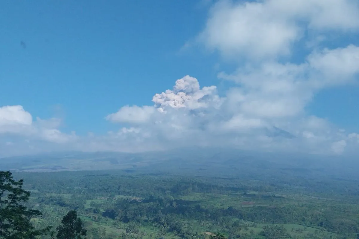 Gunung Semeru Erupsi Disertai Awan Panas Sejauh 3,5 Kilometer