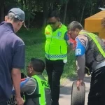 Petugas PJR Jatim Siaga Bantu Pemudik Alami Pecah Ban di Tol Gempol