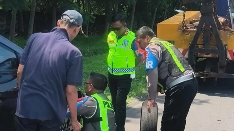 Petugas PJR Jatim Siaga Bantu Pemudik Alami Pecah Ban di Tol Gempol