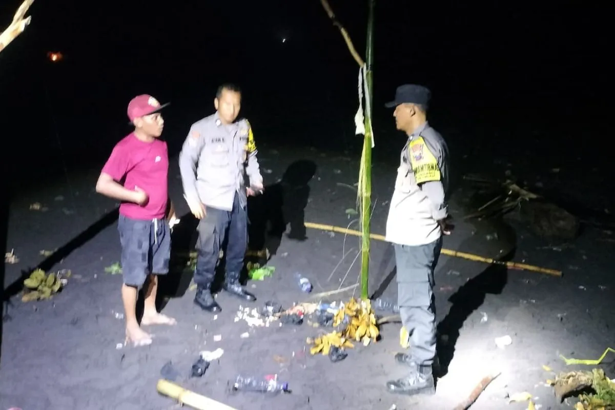 10 Orang Tersambar Petir di Pantai Lumajang, 1 Orang Meninggal