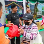 Open House di Grahadi Masyarakat Terima Sembako Gratis
