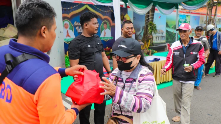 Open House di Grahadi Masyarakat Terima Sembako Gratis