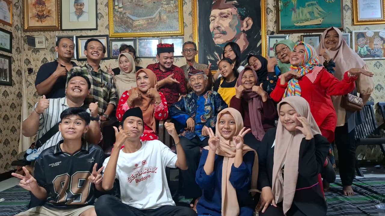 Jaga Eksistensi Ludruk, Generasi Muda Arboyo Sowan ke Maestro Cak Kartolo