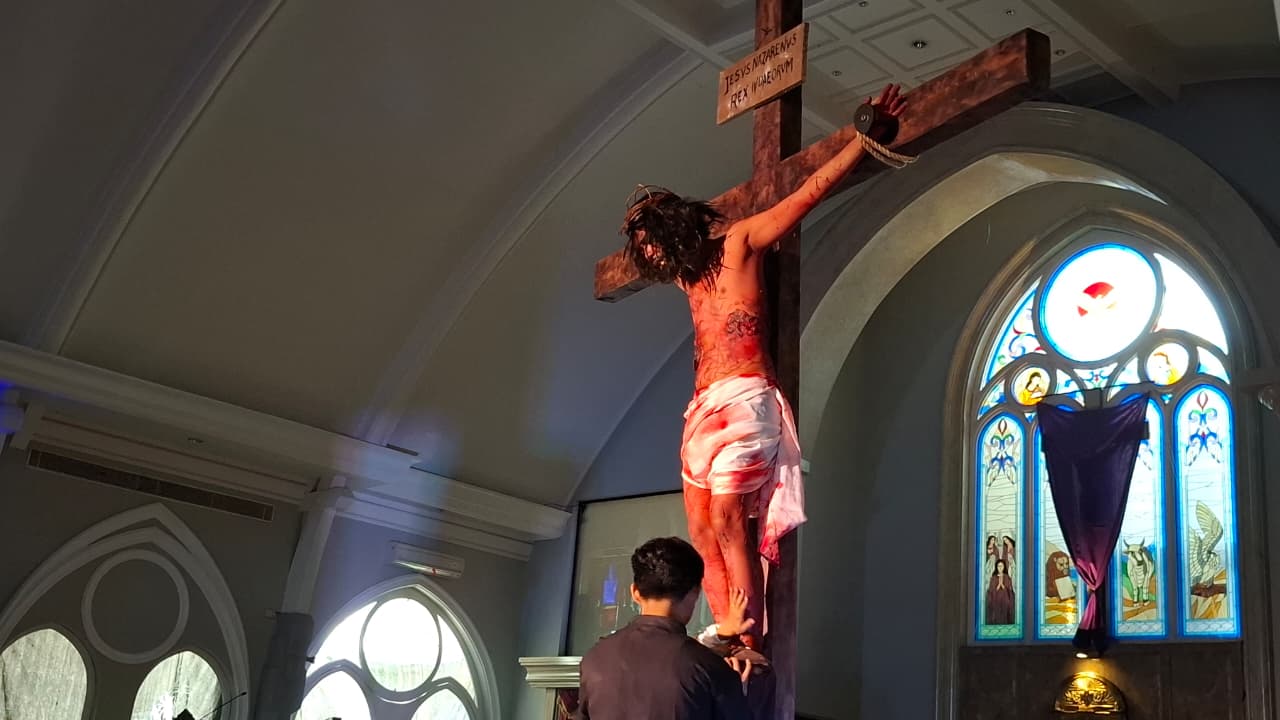 Gereja Santo Vincentius Kemas Kisah Sengsara Yesus dengan  Realitas Masa Kini