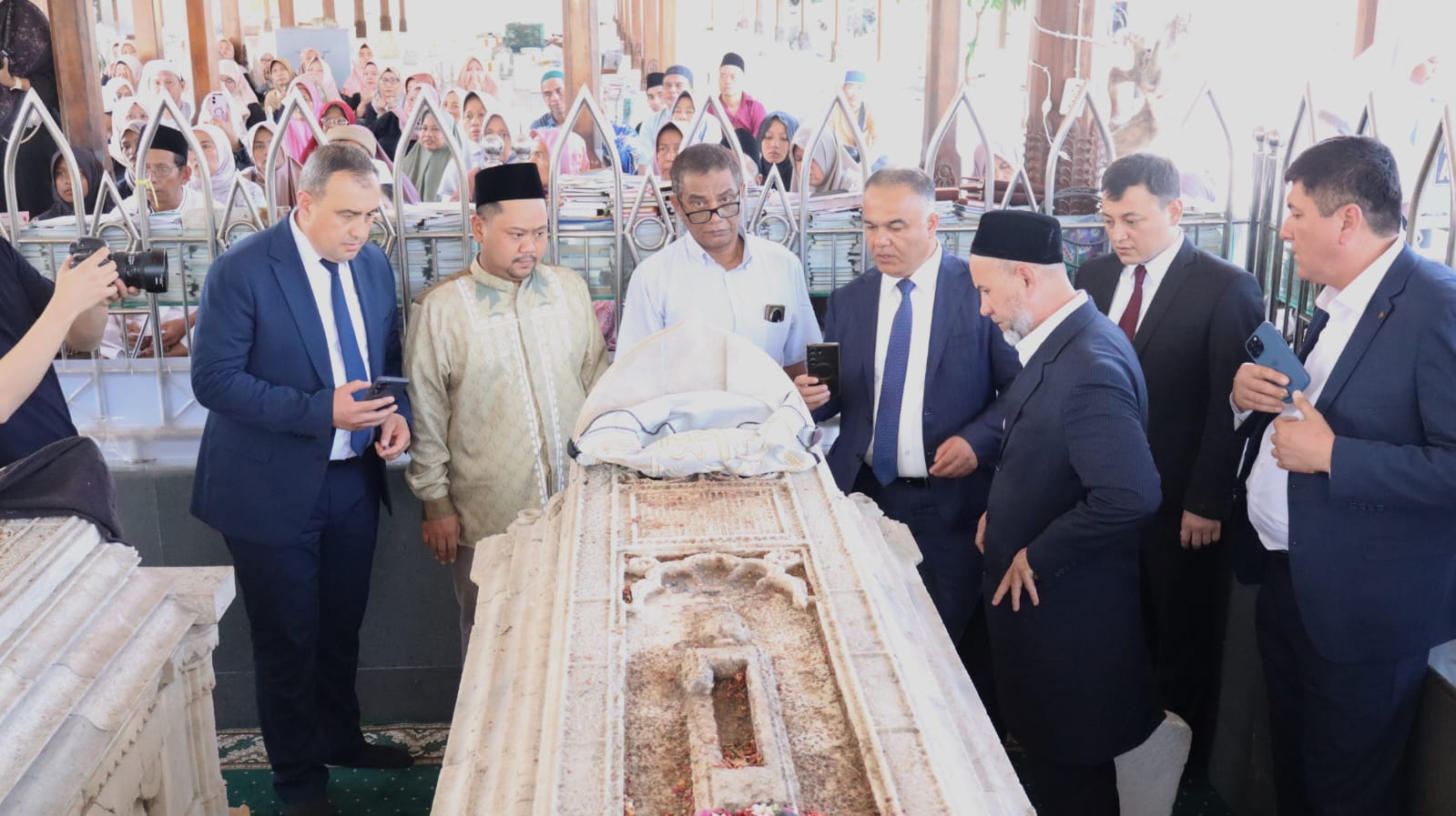 Gubernur Samarkand Uzbekistan Ziarah ke Makam Maulana Malik Ibrahim