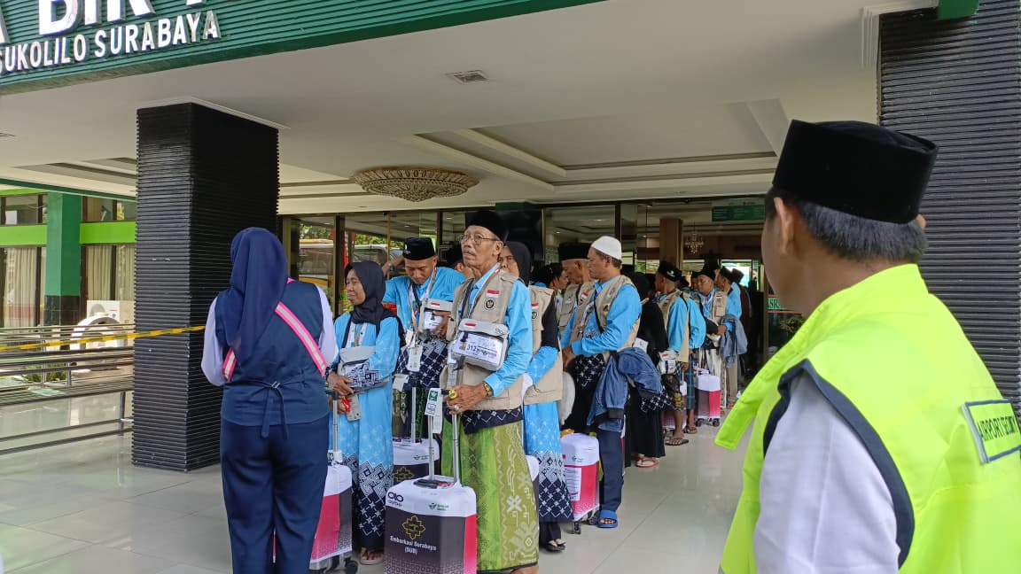 Semangat Jemaah Haji Kloter 9 Embarkasi Surabaya Diberangkatkan