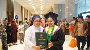 Wisudawan Seorang Biarawati dari Universitas Lintas Iman