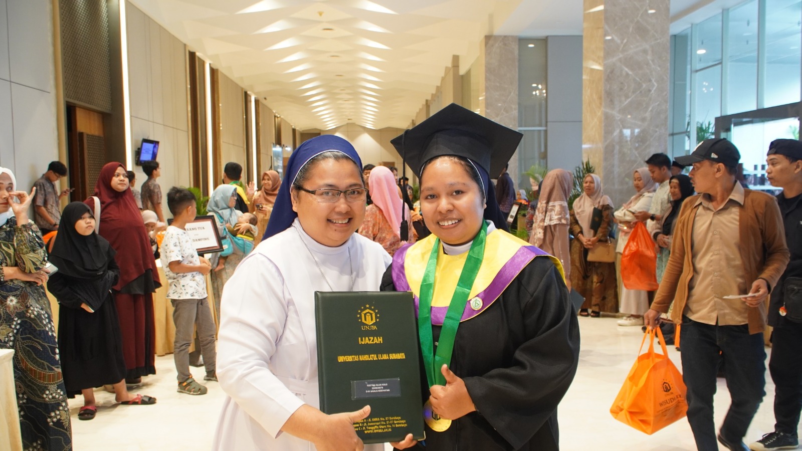 Wisudawan Seorang Biarawati dari Universitas Lintas Iman