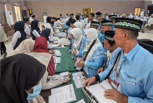 Penggunaan Tablet Percepat Administrasi dan Keberangkatan Jemaah di Embarkasi Surabaya