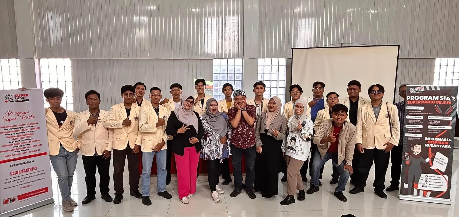 Mahasiswa Stikosa-AWS Bedah Konvergensi Media di Super Radio