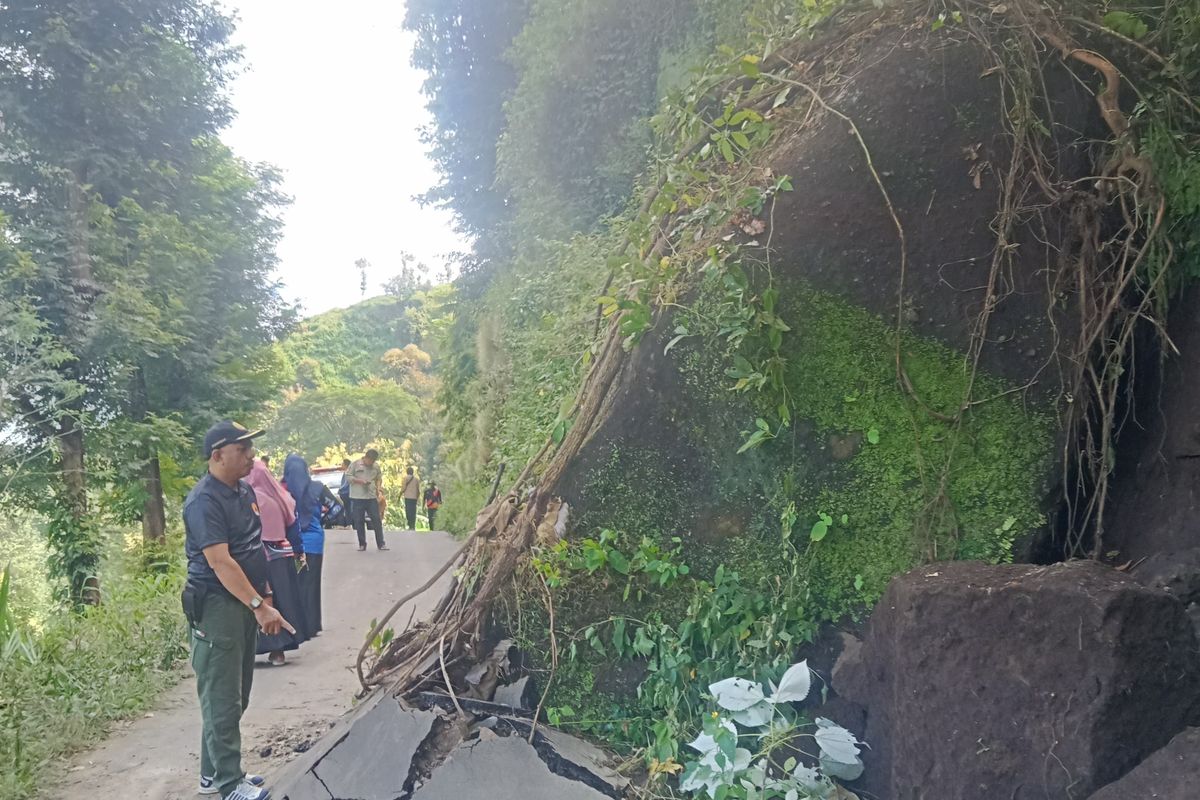 Longsor Batu Raksasa Tutup Akses Jalan di Situbondo