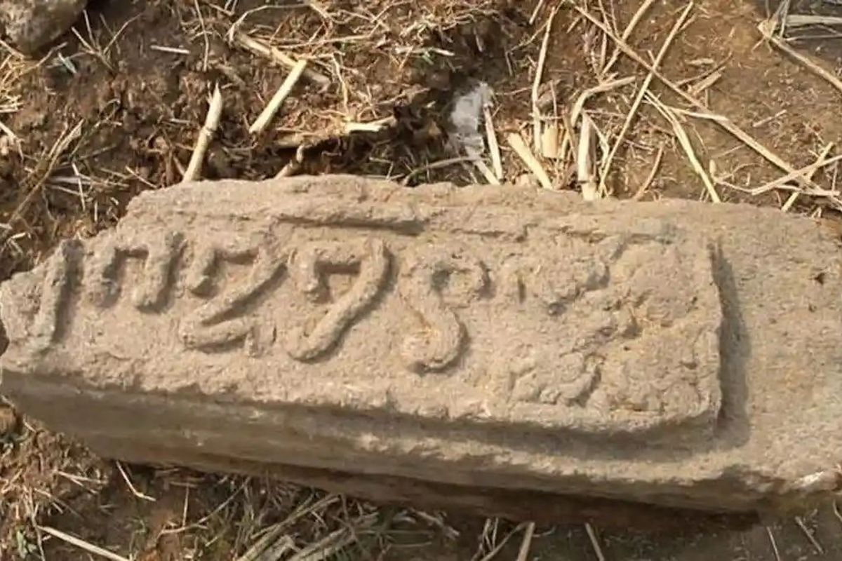 Dikira Patok Tanah, Ternyata Batu Kuno Berukir Diduga dari Era Majapahit  