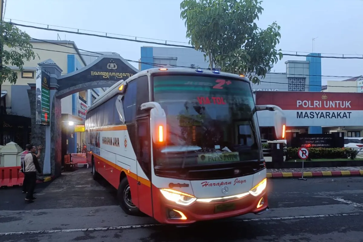 KPK Sewa Bus Angkut 12 Pejabat Tulungagung untuk Diperiksa di Surabaya
