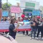 Massa FRM Jombang Kritik Pembelian Seragam DPRD Hampir Rp500 Juta