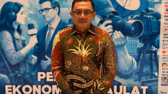 PWI Jatim Anugerahi Deni Wicaksono Tokoh Berintegras