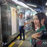 KAI Jember Bagikan Suvenir hingga Flashmob di Hari Kartini