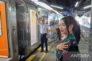 KAI Jember Bagikan Suvenir hingga Flashmob di Hari Kartini