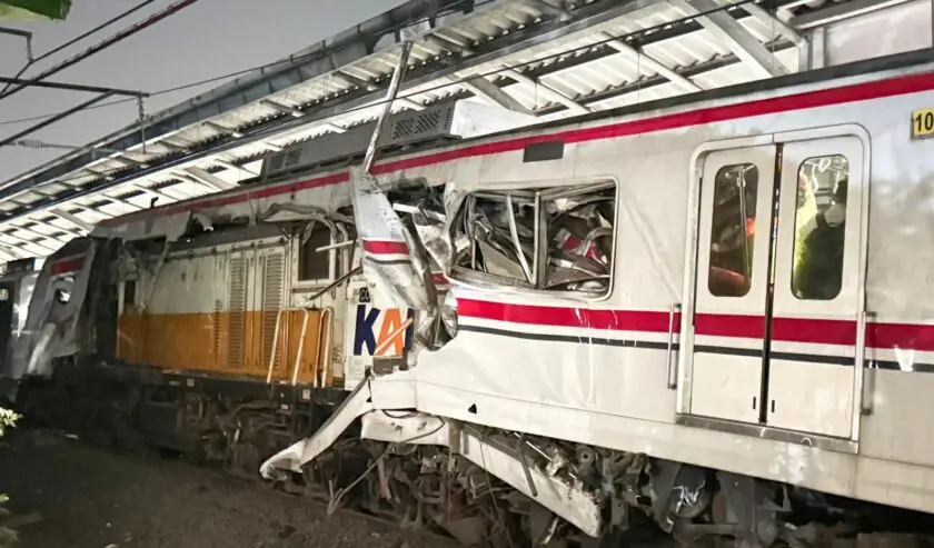 Tabrakan KA Bromo Anggrek dengan KRL di Stasiun Bekasi Timur, 4 Meninggal