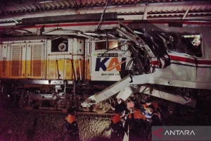 Tim SAR Sebut 3 Penumpang KRL Masih Terjepit