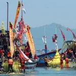 Hasil Tangkapan Ikan Sedikit, Nelayan Trenggalek Melarung Sesaji